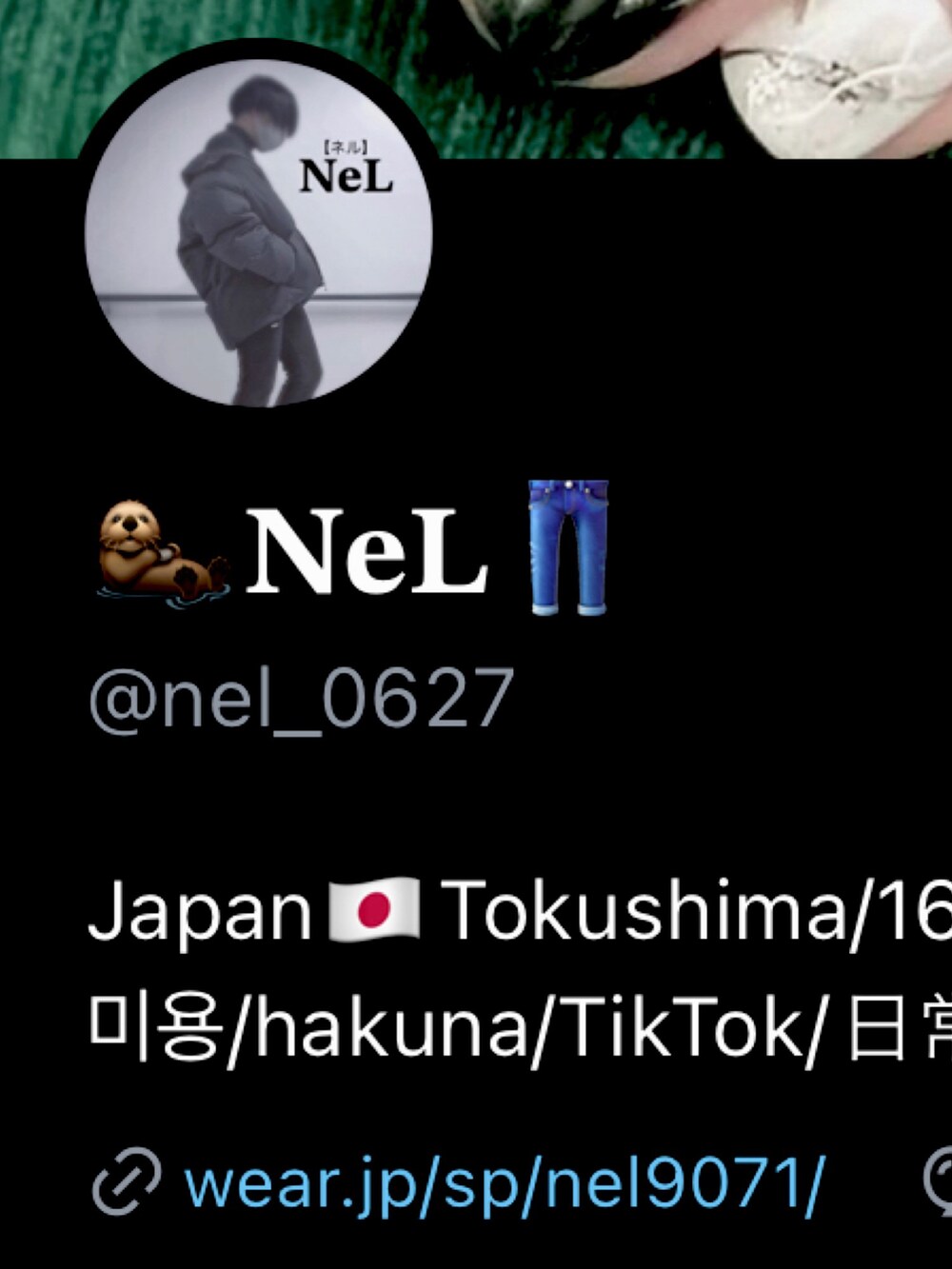 ブラック系のスウェット、ブラック系のデニムパンツ、ブラック系のスニーカーを着用したメンズの春コーディネートの4枚目の写真