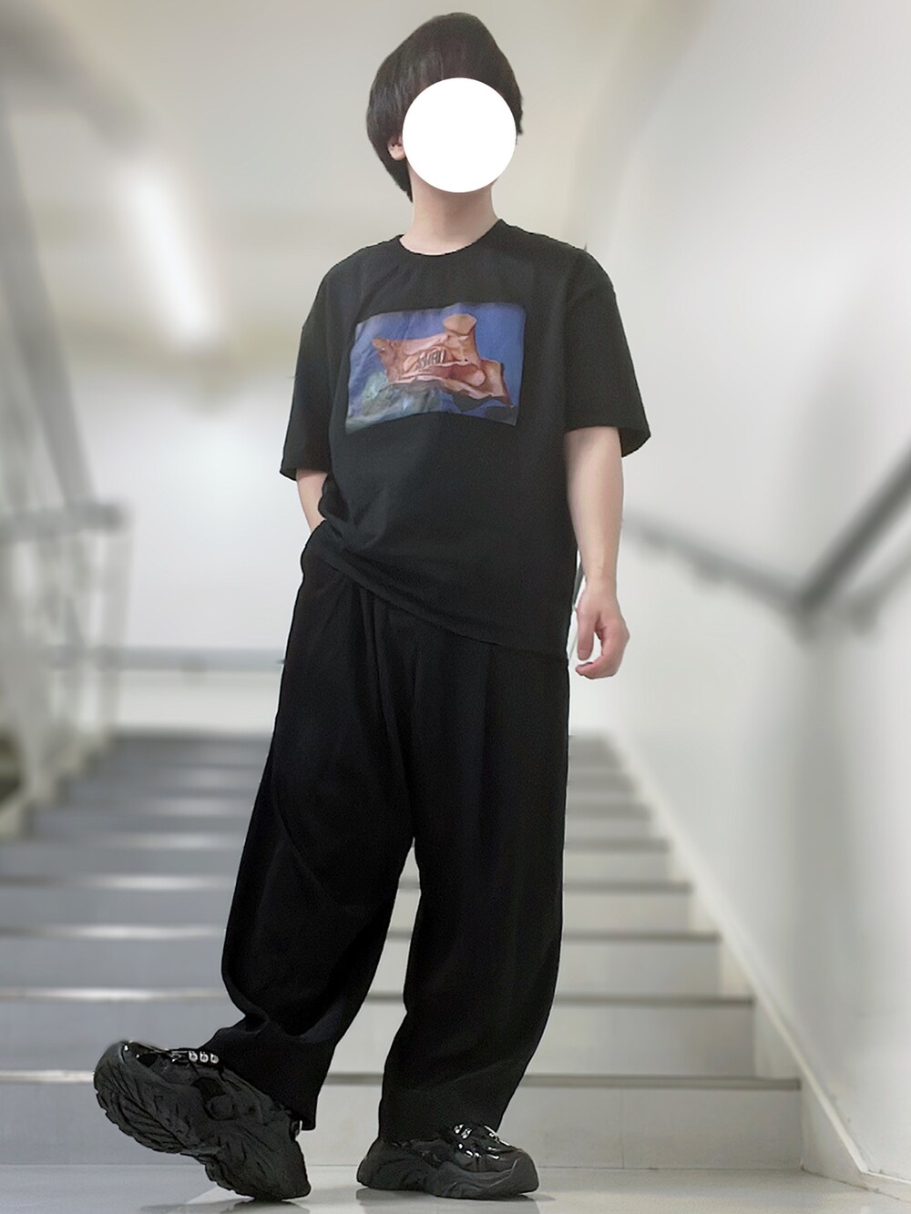 ブラック系のカーディガン/ボレロ、ブラック系のTシャツ/カットソー、ブラック系のスラックスを着用したメンズの春コーディネートの4枚目の写真