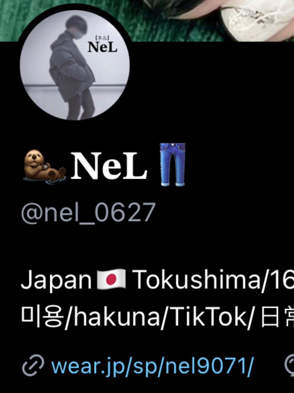 ブラウン系のブルゾン、ブラック系のTシャツ/カットソー、ブルー系のデニムパンツを着用したメンズの冬コーディネートの5枚目の写真