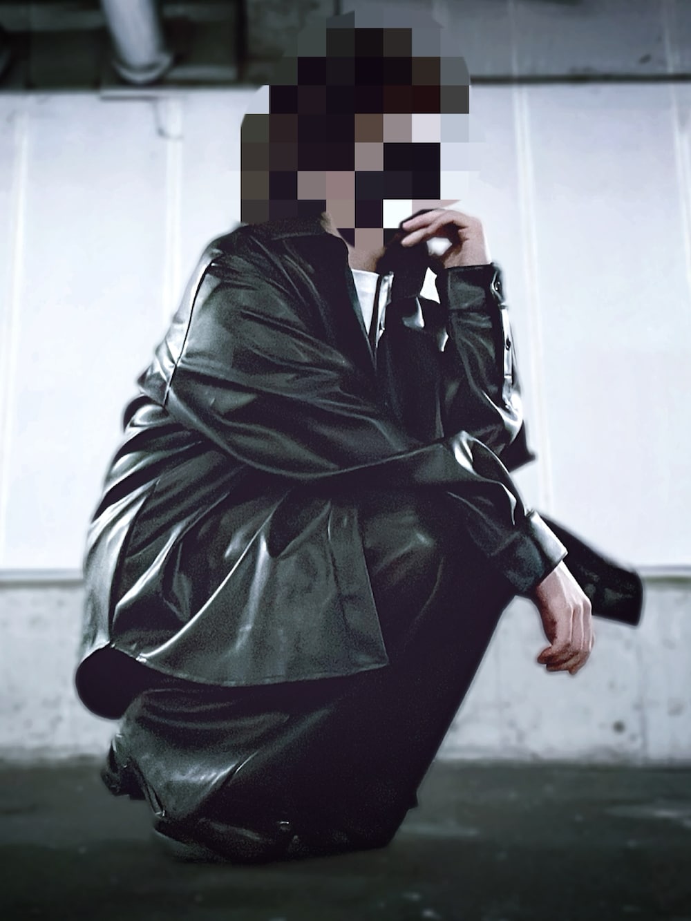 ブラック系のシャツ/ブラウス、ブラック系のその他パンツ、ブラック系のスニーカーを着用したメンズの秋コーディネートの2枚目の写真