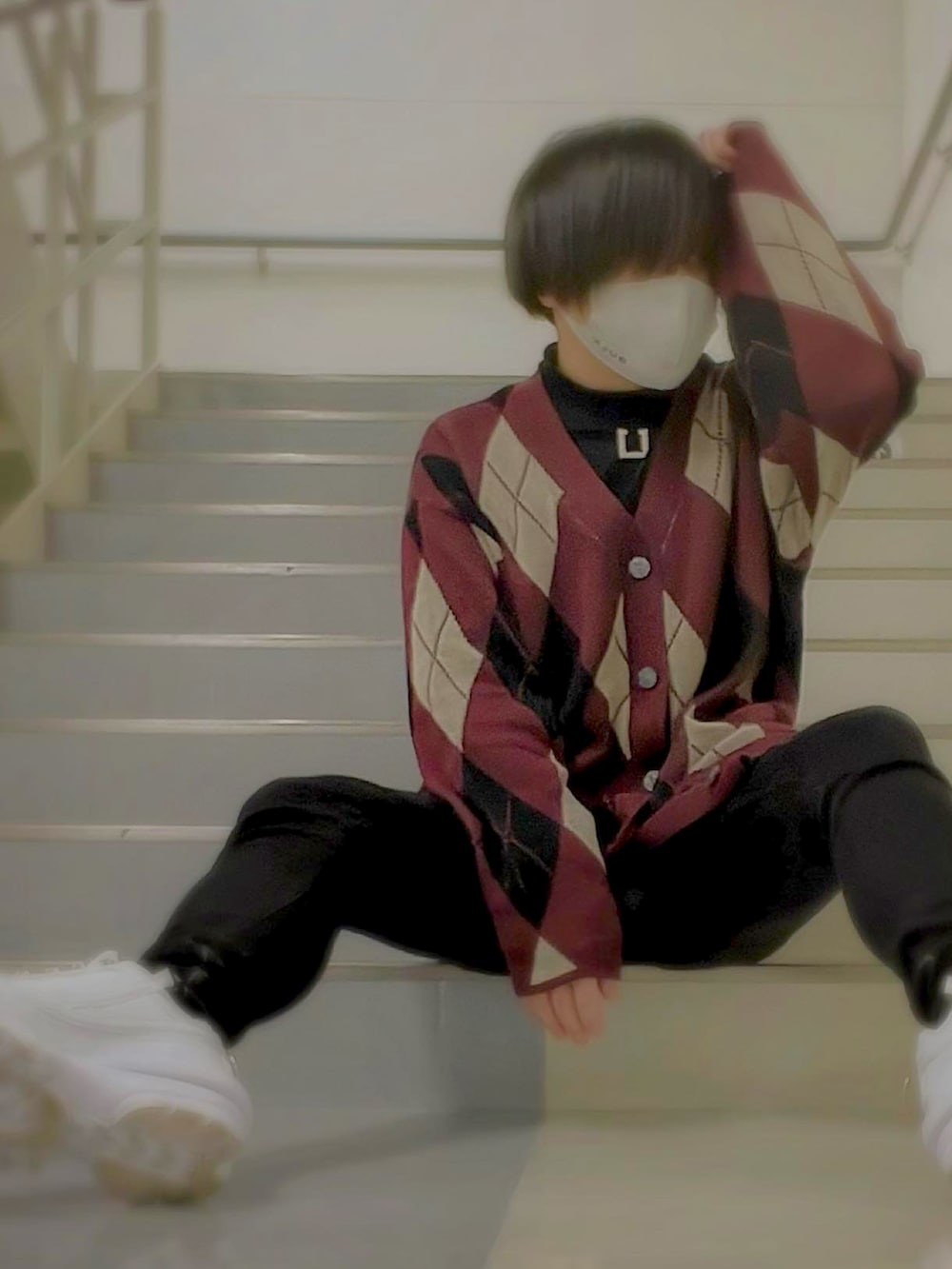 グレー系のダウンジャケット/コート、レッド系のカーディガン/ボレロ、ブラック系のTシャツ/カットソーを着用したメンズの冬コーディネートの2枚目の写真