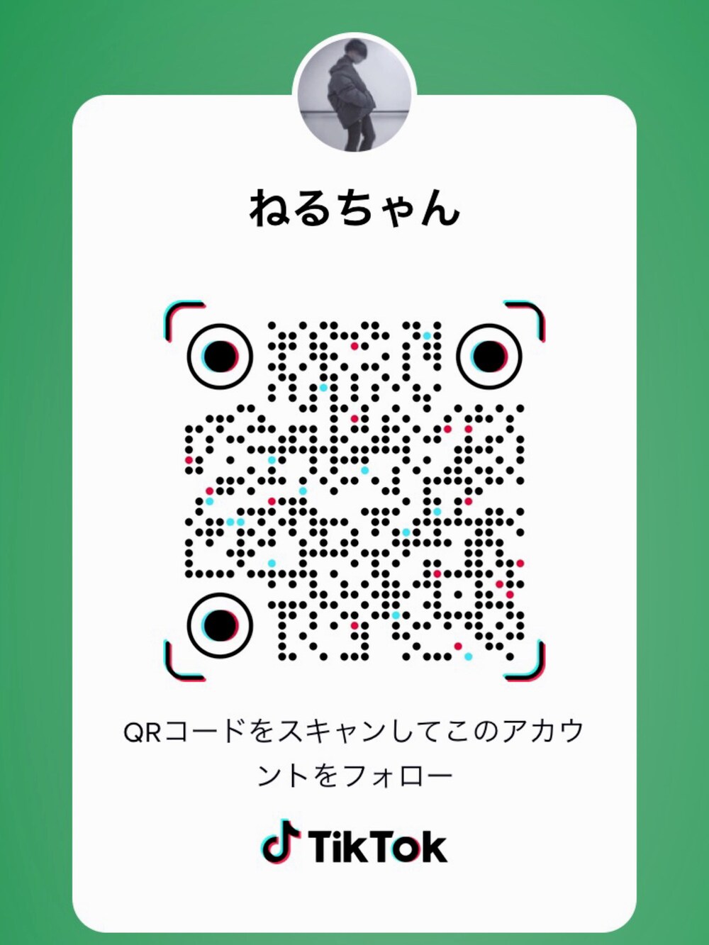 ブラック系のスウェット、ブラック系のデニムパンツ、ブラック系のスニーカーを着用したメンズの春コーディネートの5枚目の写真