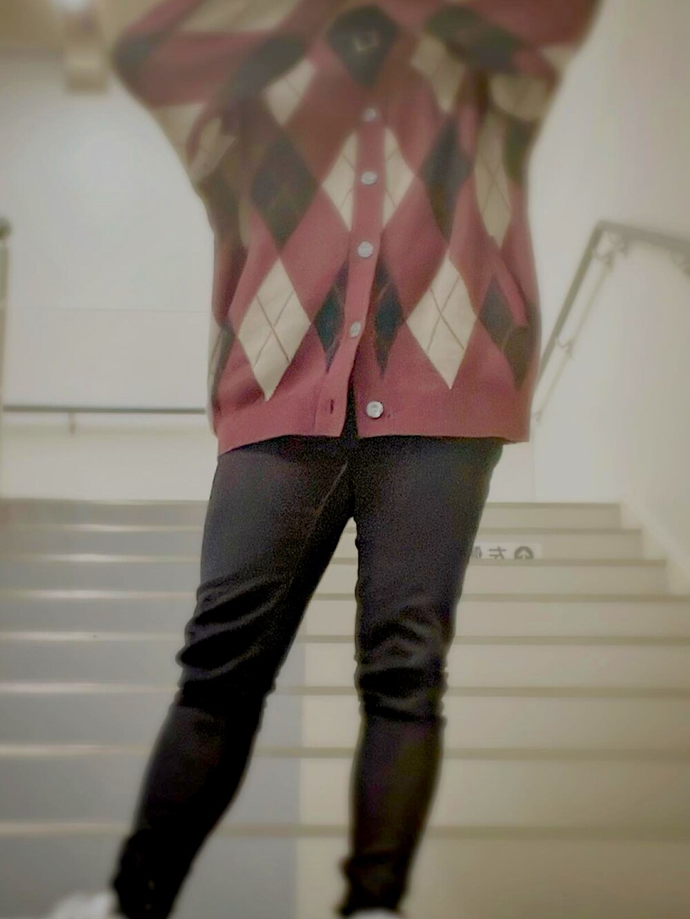 グレー系のダウンジャケット/コート、レッド系のカーディガン/ボレロ、ブラック系のTシャツ/カットソーを着用したメンズの冬コーディネートの3枚目の写真