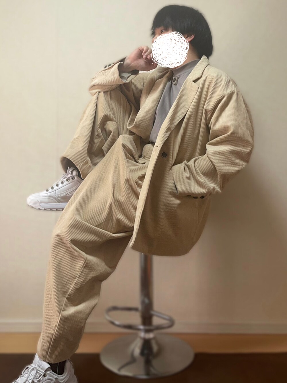 グレー系のTシャツ/カットソー、ベージュ系のテーラードジャケット、ベージュ系のショルダーバッグを着用したメンズの春コーディネートの4枚目の写真