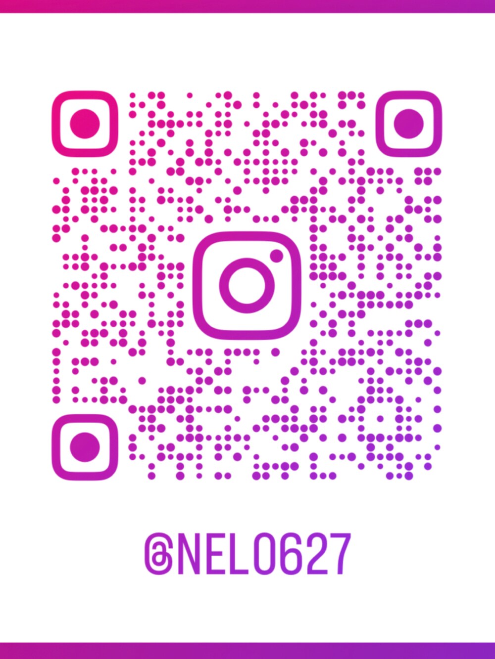 ブラック系のスウェット、ブラック系のデニムパンツ、ブラック系のスニーカーを着用したメンズの春コーディネートの3枚目の写真