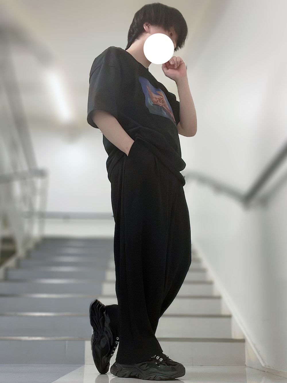 ブラック系のカーディガン/ボレロ、ブラック系のTシャツ/カットソー、ブラック系のスラックスを着用したメンズの春コーディネートの3枚目の写真