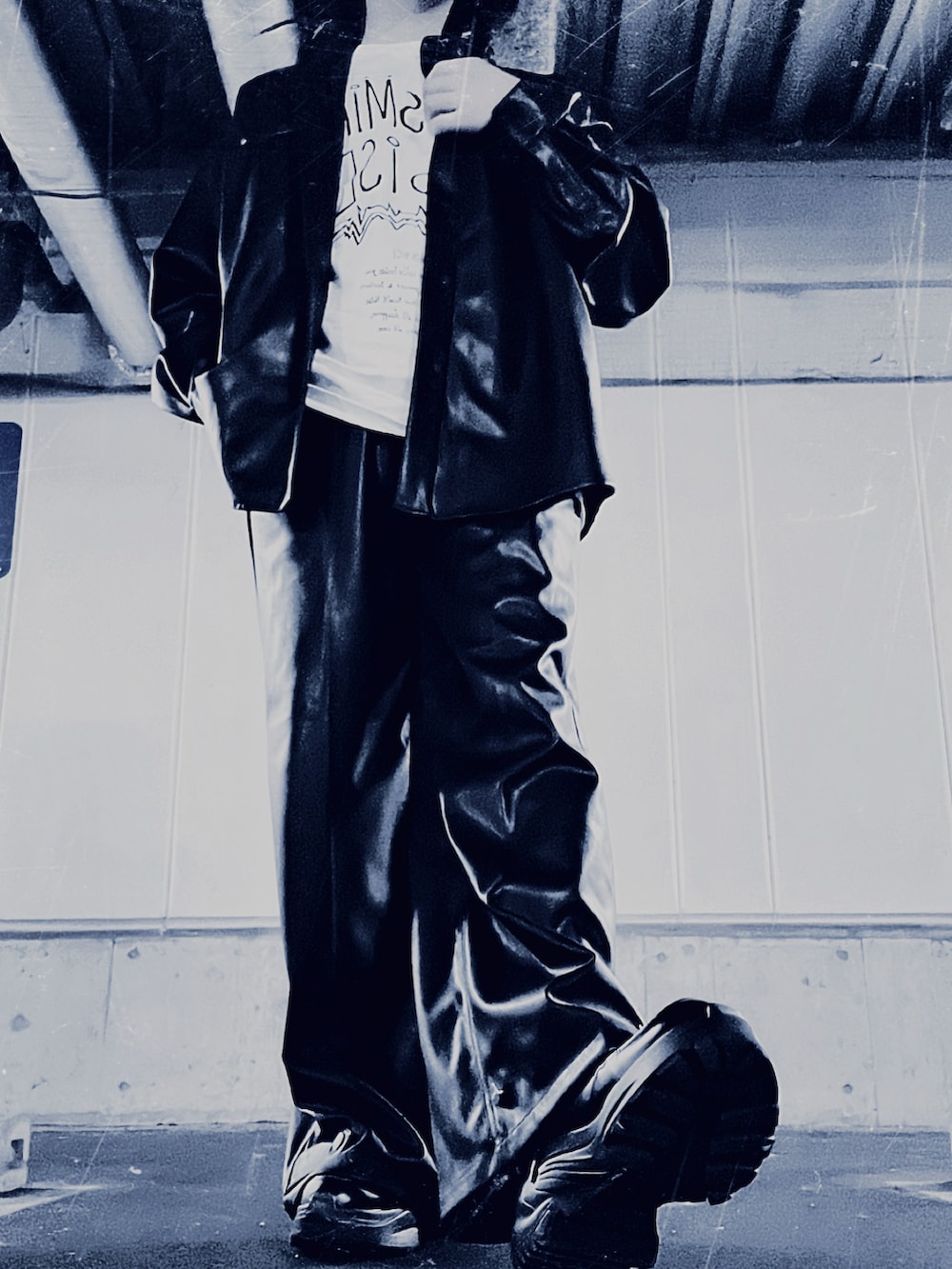 ブラック系のシャツ/ブラウス、ブラック系のその他パンツ、ブラック系のスニーカーを着用したメンズの秋コーディネートの3枚目の写真