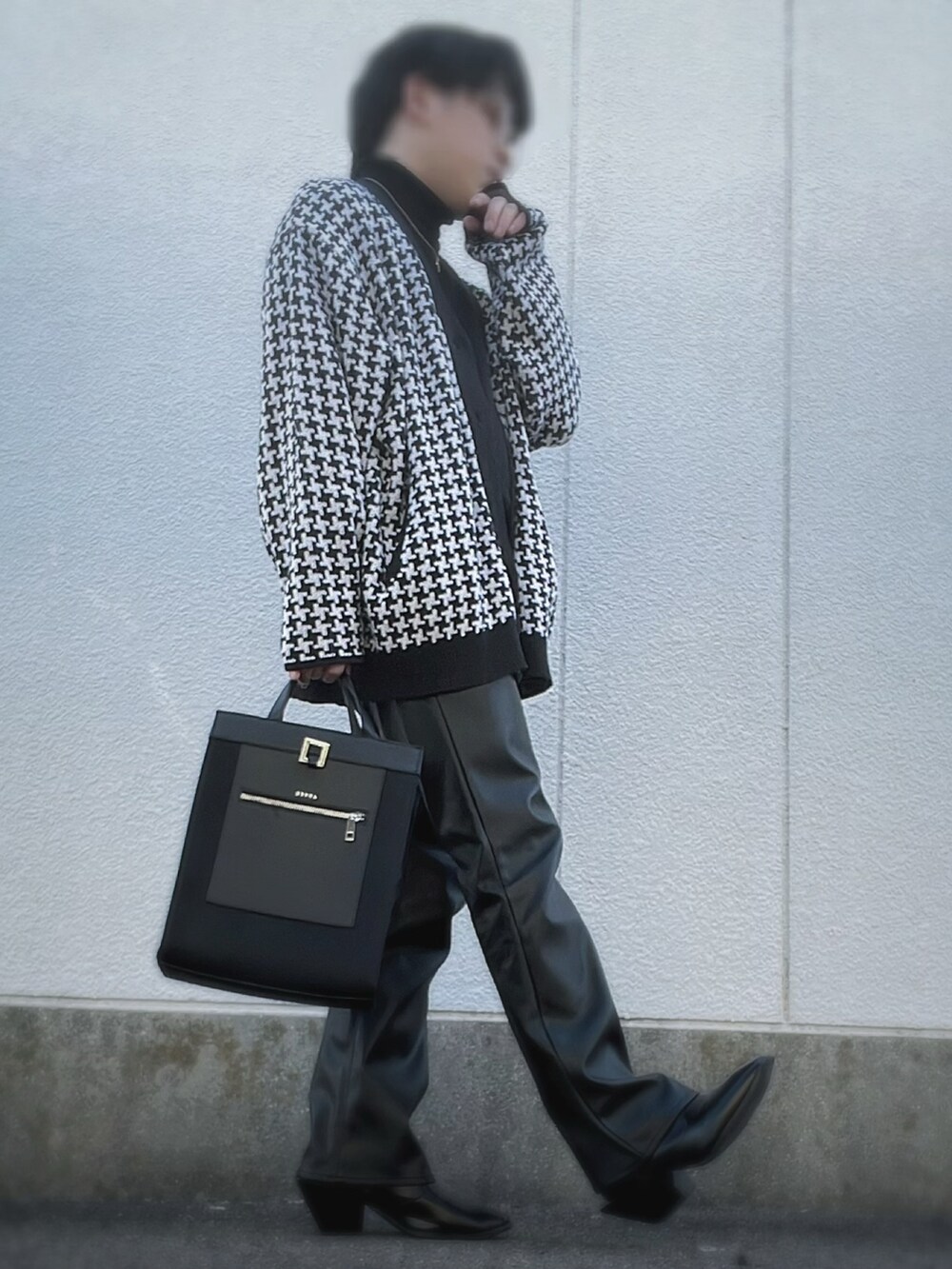 ブラック系のブーツ、ブラック系のその他パンツ、ブラック系のトートバッグを着用したメンズの春コーディネートの3枚目の写真