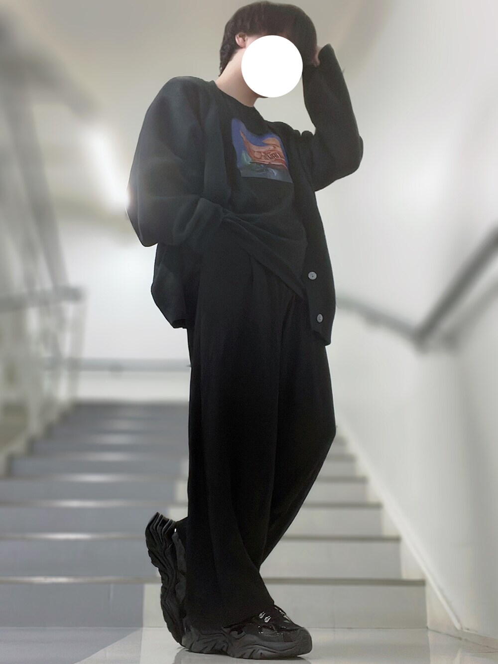 ブラック系のカーディガン/ボレロ、ブラック系のTシャツ/カットソー、ブラック系のスラックスを着用したメンズの春コーディネートの2枚目の写真
