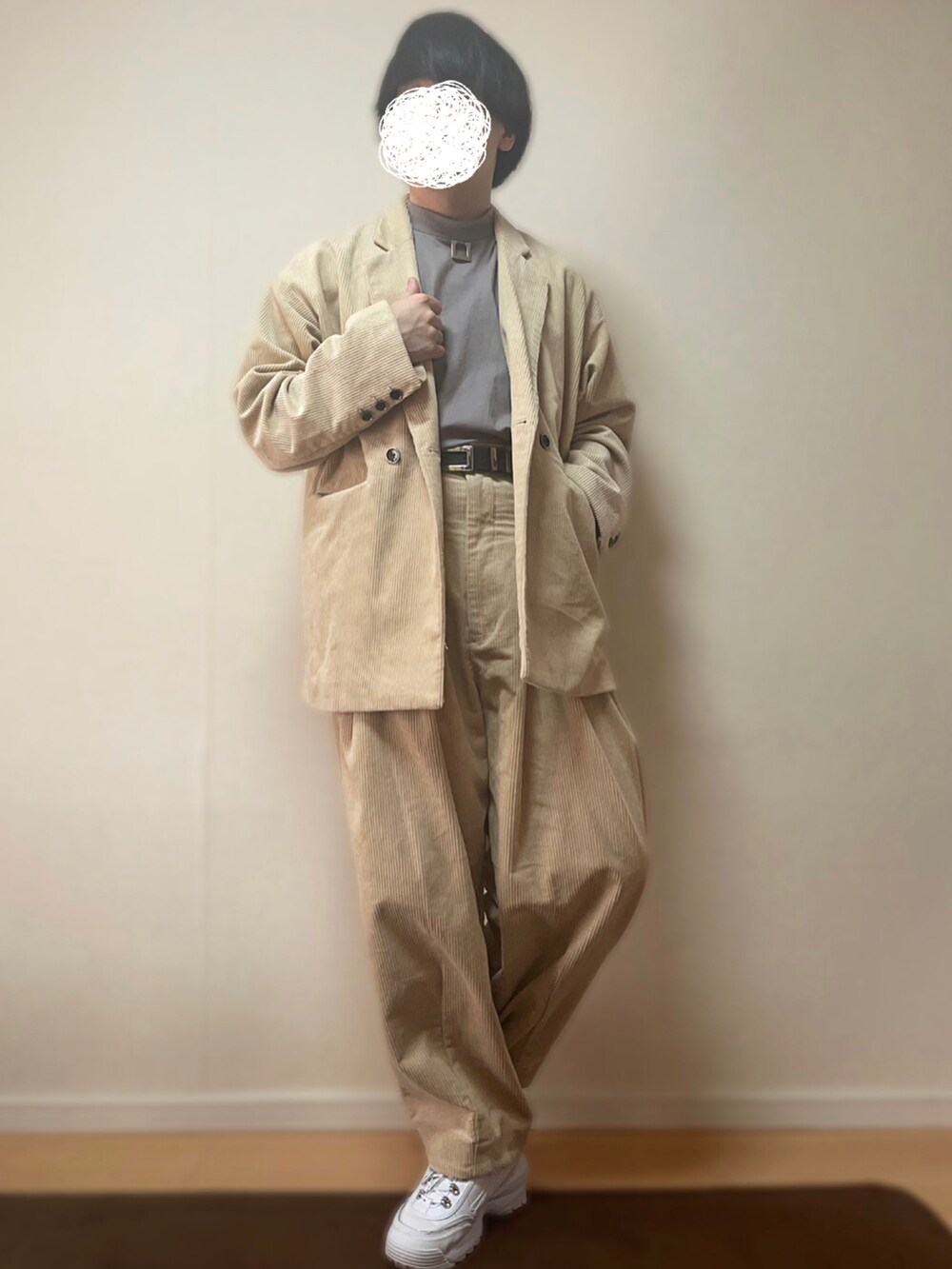 グレー系のTシャツ/カットソー、ベージュ系のテーラードジャケット、ベージュ系のショルダーバッグを着用したメンズの春コーディネートの3枚目の写真