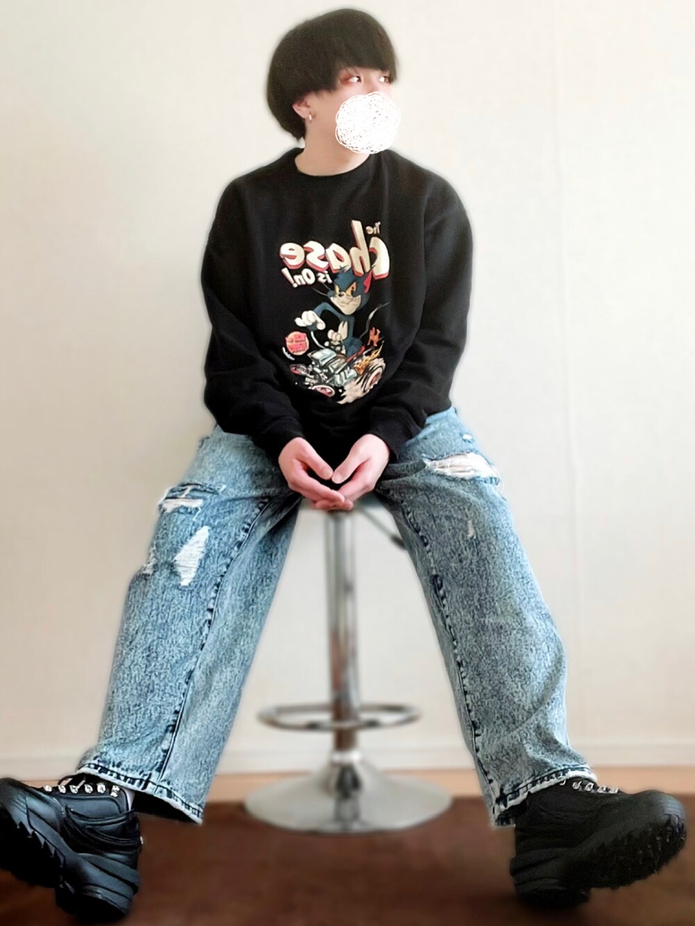 ブルー系のデニムパンツ、ブラック系のスウェット、ブラック系のスニーカーを着用したメンズの春コーディネートの3枚目の写真