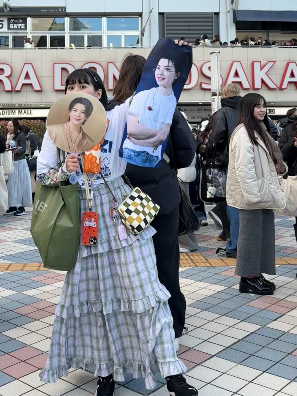 ホワイト系のTシャツ/カットソー、その他のその他トップスを着用したレディースの冬コーディネートの3枚目の写真