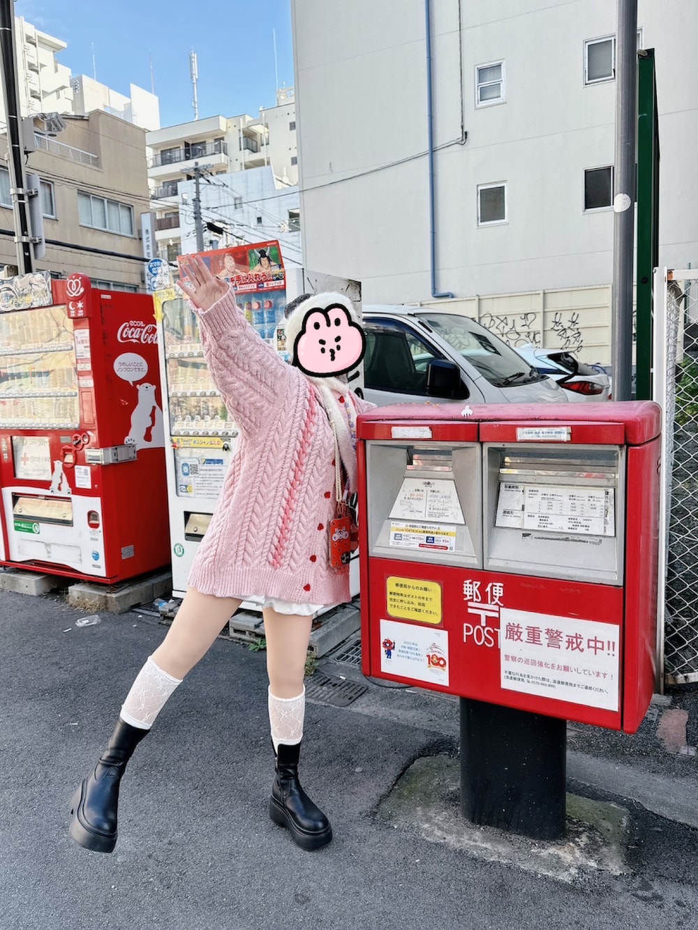 ブルー系のデニムパンツを着用したレディースの冬コーディネートの2枚目の写真