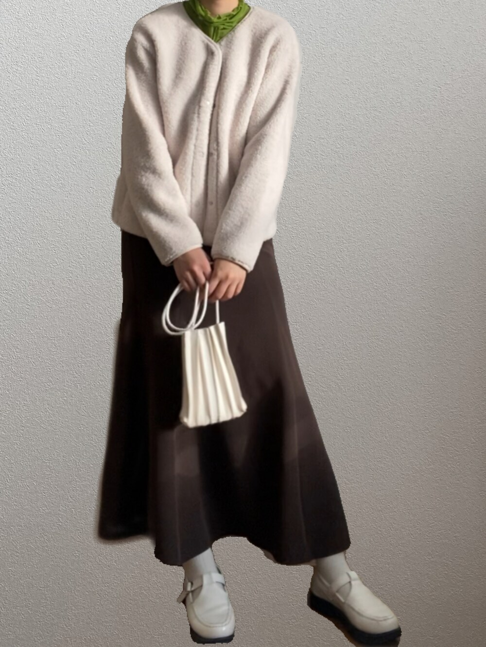 グリーン系のシャツ/ブラウス、ホワイト系のジャケット/アウター、ブラウン系のスカートを着用したレディースの秋コーディネートの2枚目の写真