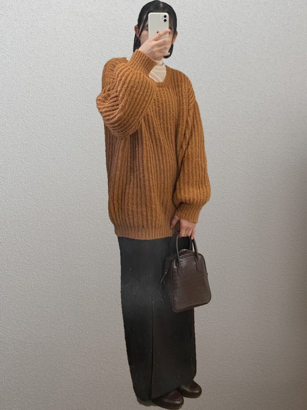 ベージュ系のTシャツ/カットソー、オレンジ系のニット/セーター、ブラウン系のショルダーバッグを着用したレディースの秋コーディネートの2枚目の写真