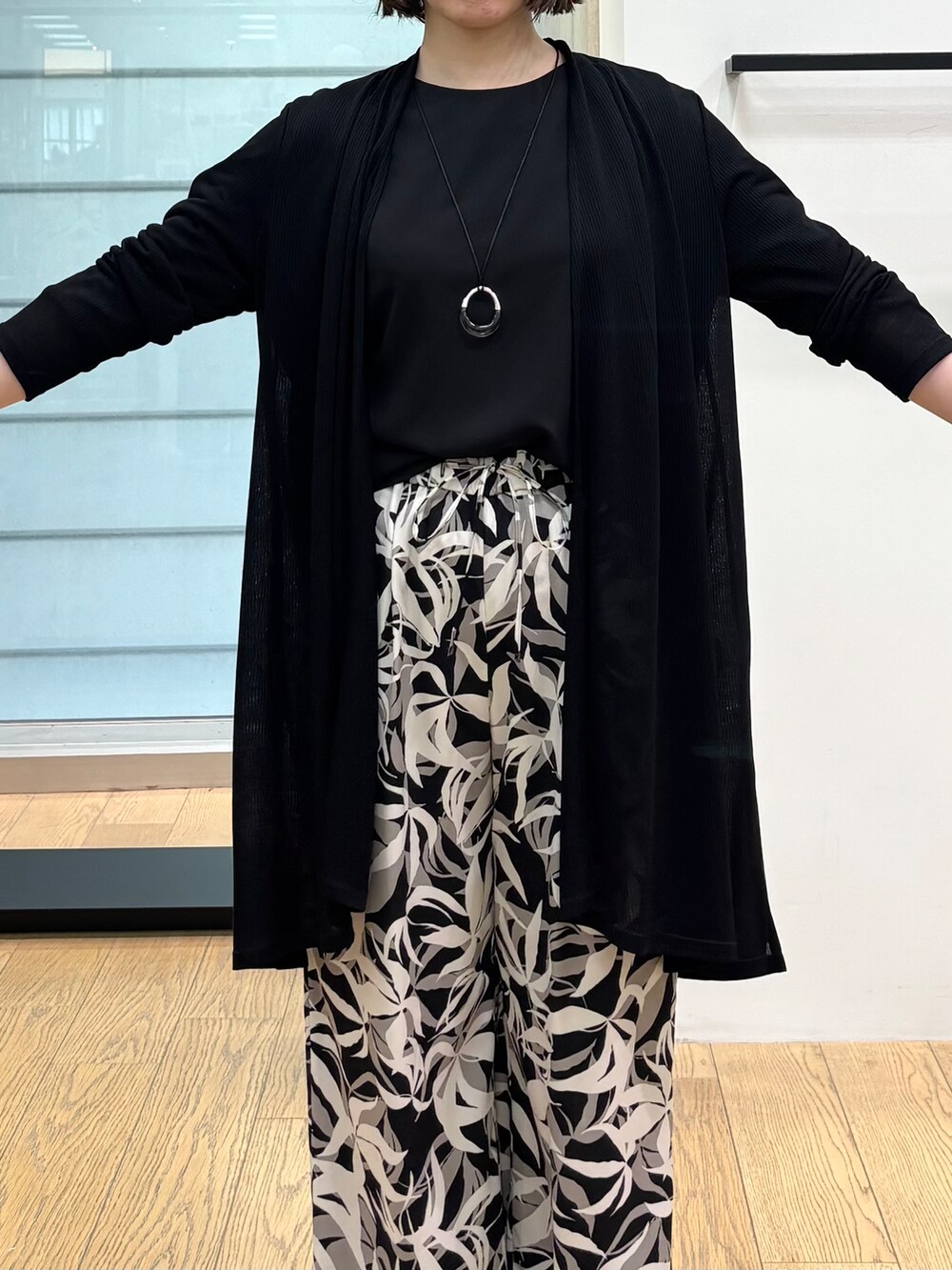 ブラック系のシャツ/ブラウス、ブラック系のその他パンツ、ベージュ系のトートバッグを着用したレディースの夏コーディネートの5枚目の写真