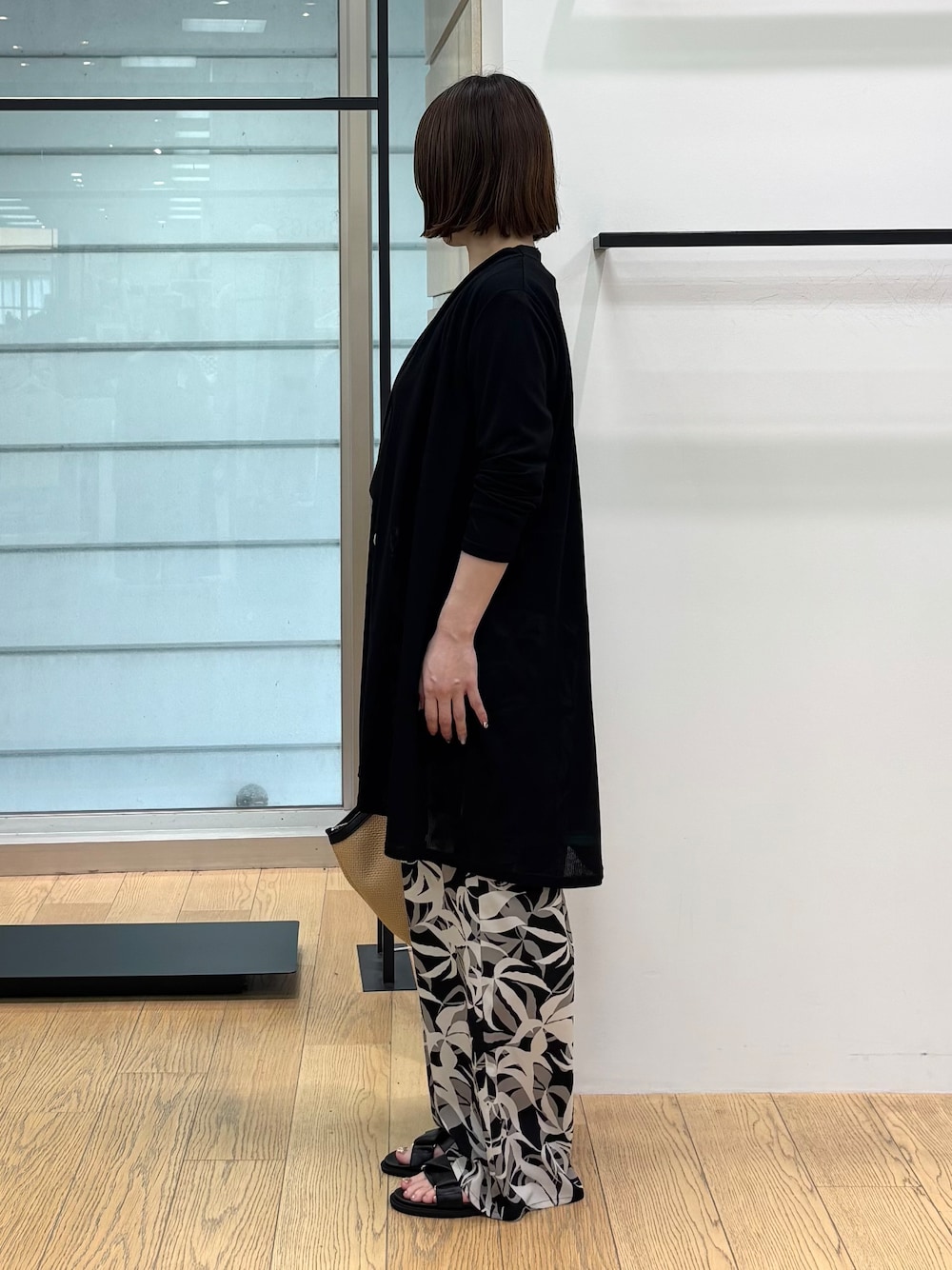 ブラック系のシャツ/ブラウス、ブラック系のその他パンツ、ベージュ系のトートバッグを着用したレディースの夏コーディネートの3枚目の写真