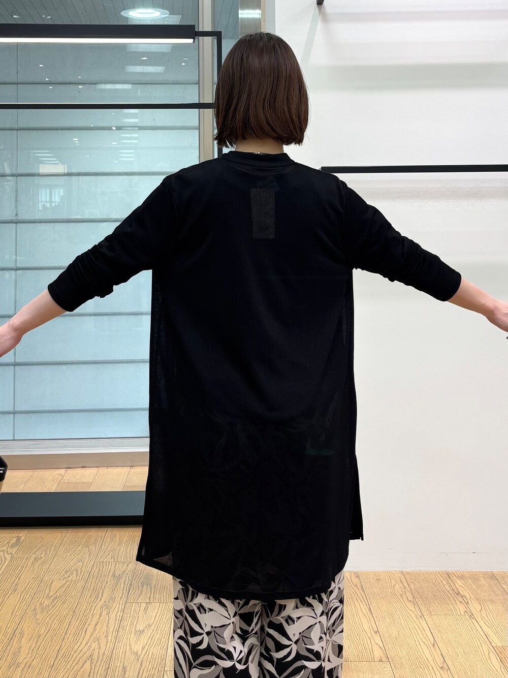 ブラック系のシャツ/ブラウス、ブラック系のその他パンツ、ベージュ系のトートバッグを着用したレディースの夏コーディネートの7枚目の写真
