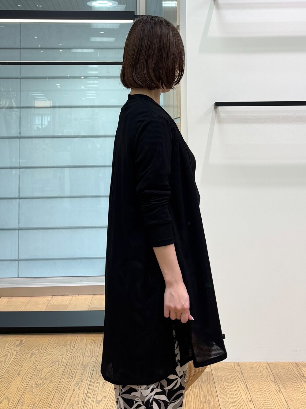 ブラック系のシャツ/ブラウス、ブラック系のその他パンツ、ベージュ系のトートバッグを着用したレディースの夏コーディネートの6枚目の写真