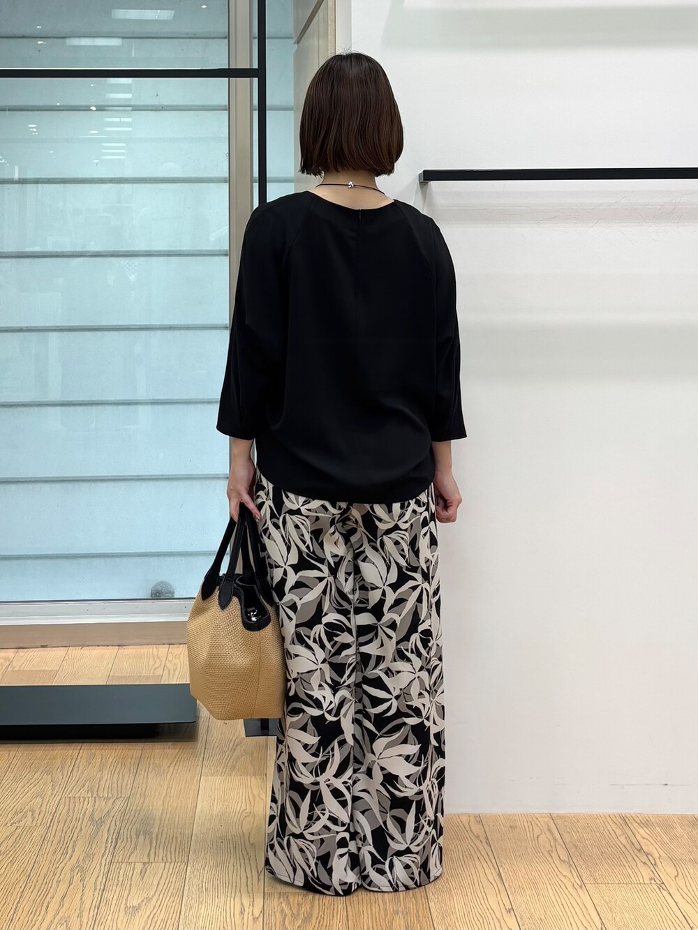 ブラック系のシャツ/ブラウス、ブラック系のその他パンツ、ベージュ系のトートバッグを着用したレディースの夏コーディネートの10枚目の写真