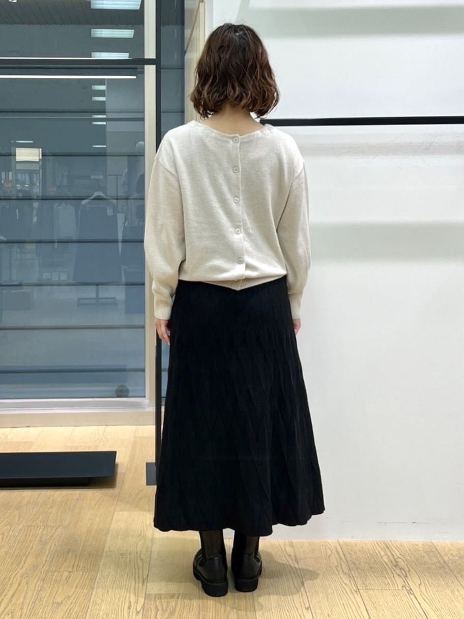 ベージュ系のニット/セーターを着用したレディースの冬コーディネートの3枚目の写真