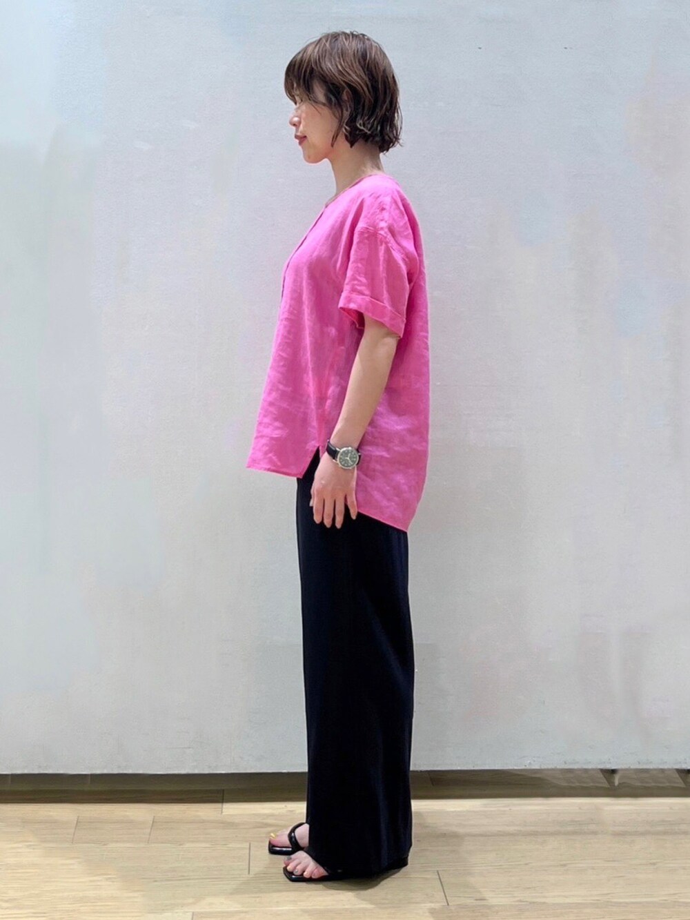 ピンク系のシャツ/ブラウス、ブルー系のその他パンツ、ブラック系のサンダルを着用したレディースの春コーディネートの2枚目の写真