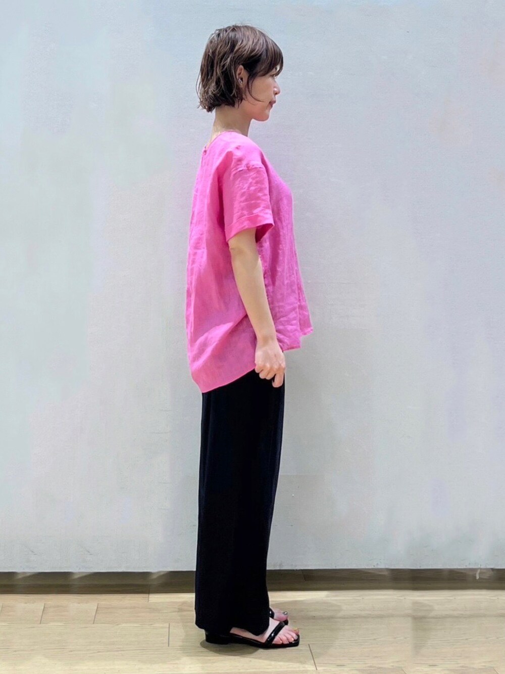 ピンク系のシャツ/ブラウス、ブルー系のその他パンツ、ブラック系のサンダルを着用したレディースの春コーディネートの3枚目の写真