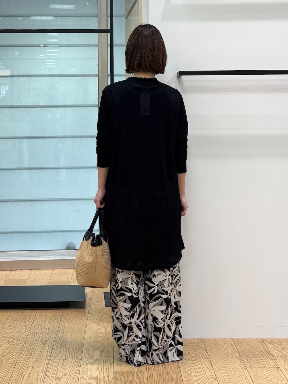 ブラック系のシャツ/ブラウス、ブラック系のその他パンツ、ベージュ系のトートバッグを着用したレディースの夏コーディネートの4枚目の写真