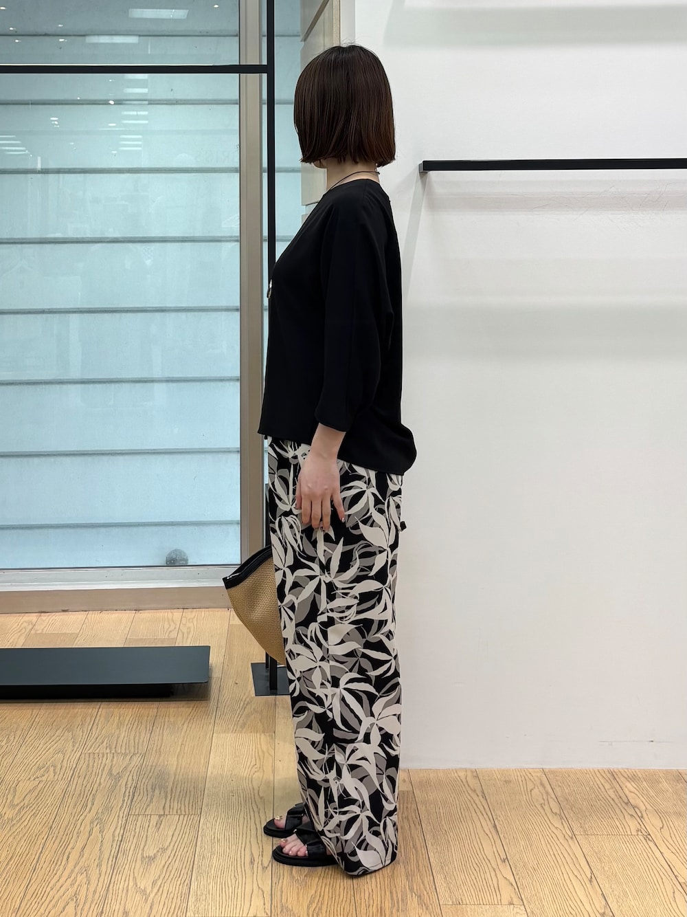 ブラック系のシャツ/ブラウス、ブラック系のその他パンツ、ベージュ系のトートバッグを着用したレディースの夏コーディネートの9枚目の写真