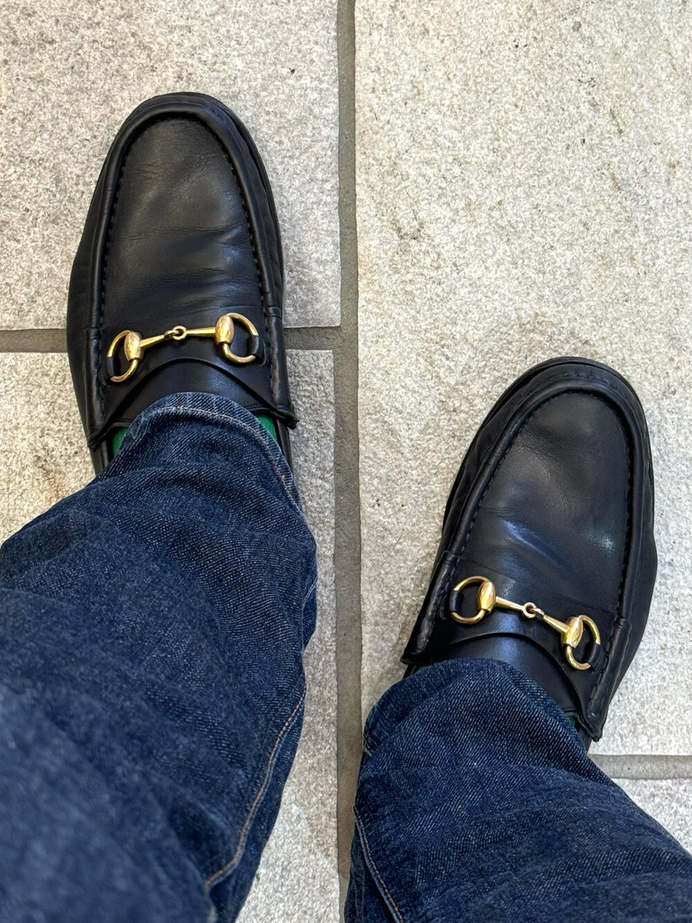 ブルー系のテーラードジャケット、ホワイト系のTシャツ/カットソー、ブルー系のデニムパンツを着用したメンズの夏コーディネートの4枚目の写真