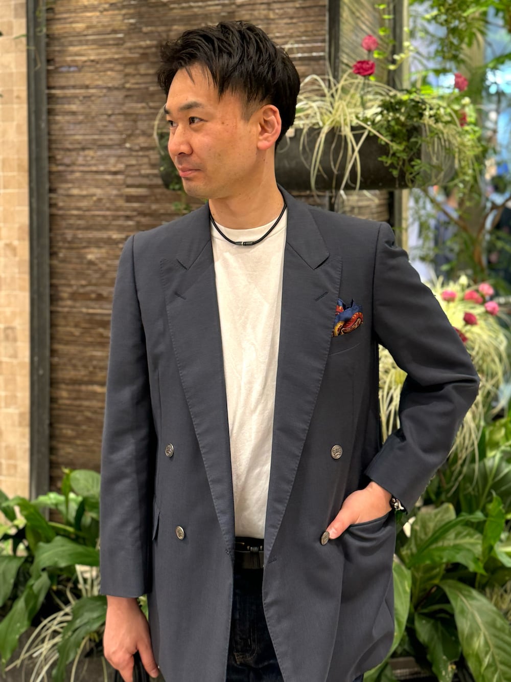 ブルー系のテーラードジャケット、ホワイト系のTシャツ/カットソー、ブルー系のデニムパンツを着用したメンズの夏コーディネートの2枚目の写真