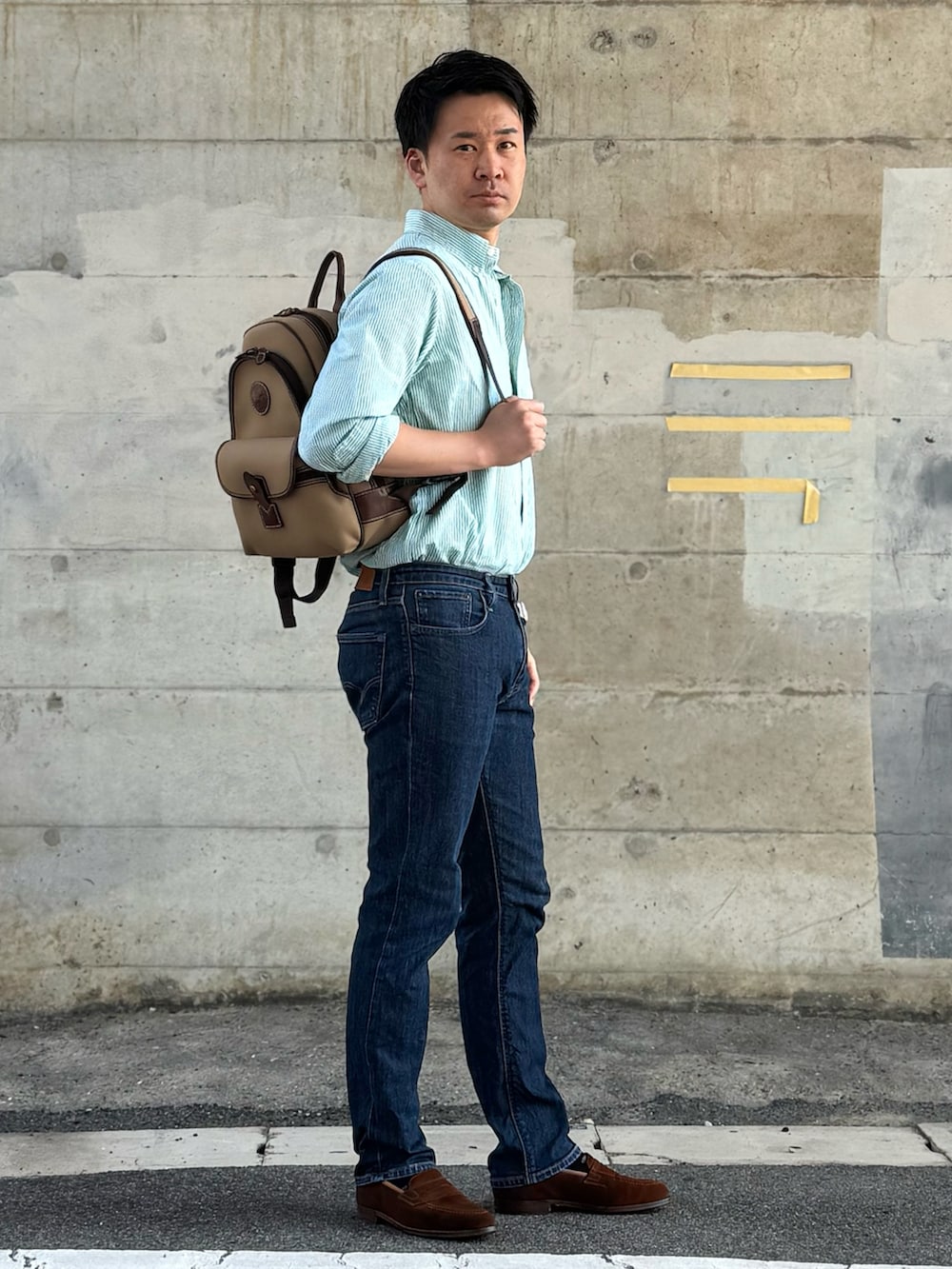 グリーン系のシャツ/ブラウス、ブルー系のデニムパンツ、ベージュ系のバックパック/リュックを着用したメンズの夏コーディネートの3枚目の写真