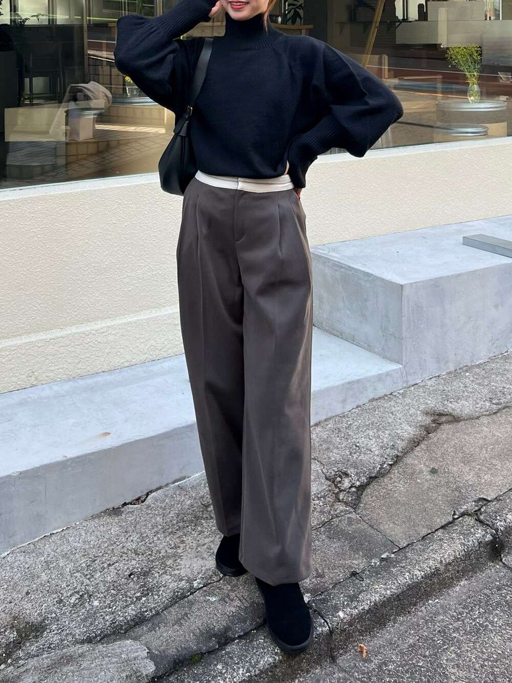 「新星WEARISTAにエントリー、きれいめカジュアル、冬服、クリスマスに着たい服、パンツスタイル、ニット、ニットコーデ、ブーツ、タートルネック、お出かけコーデ、休日スタイル、ブラックコーデ、ブーツスタイル、シンプル、WEARyouthコーデ」｜「Amiurのalpaca touch volume sleeve knit（ニット/セーター、ブラック系）」を使った、maiさん（骨格ストレート・レディース・164cm）の冬コーディネートの2枚目の写真