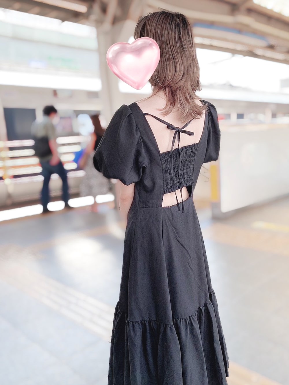 ブラック系のワンピース、ブラック系のサンダル、ホワイト系のバッグを着用したレディースの秋コーディネートの2枚目の写真