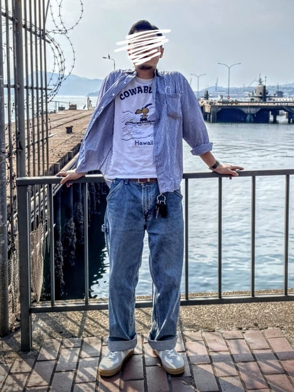 ブルー系のシャツ/ブラウス、ホワイト系のTシャツ/カットソー、ブルー系のデニムパンツを着用したメンズの夏コーディネートの2枚目の写真