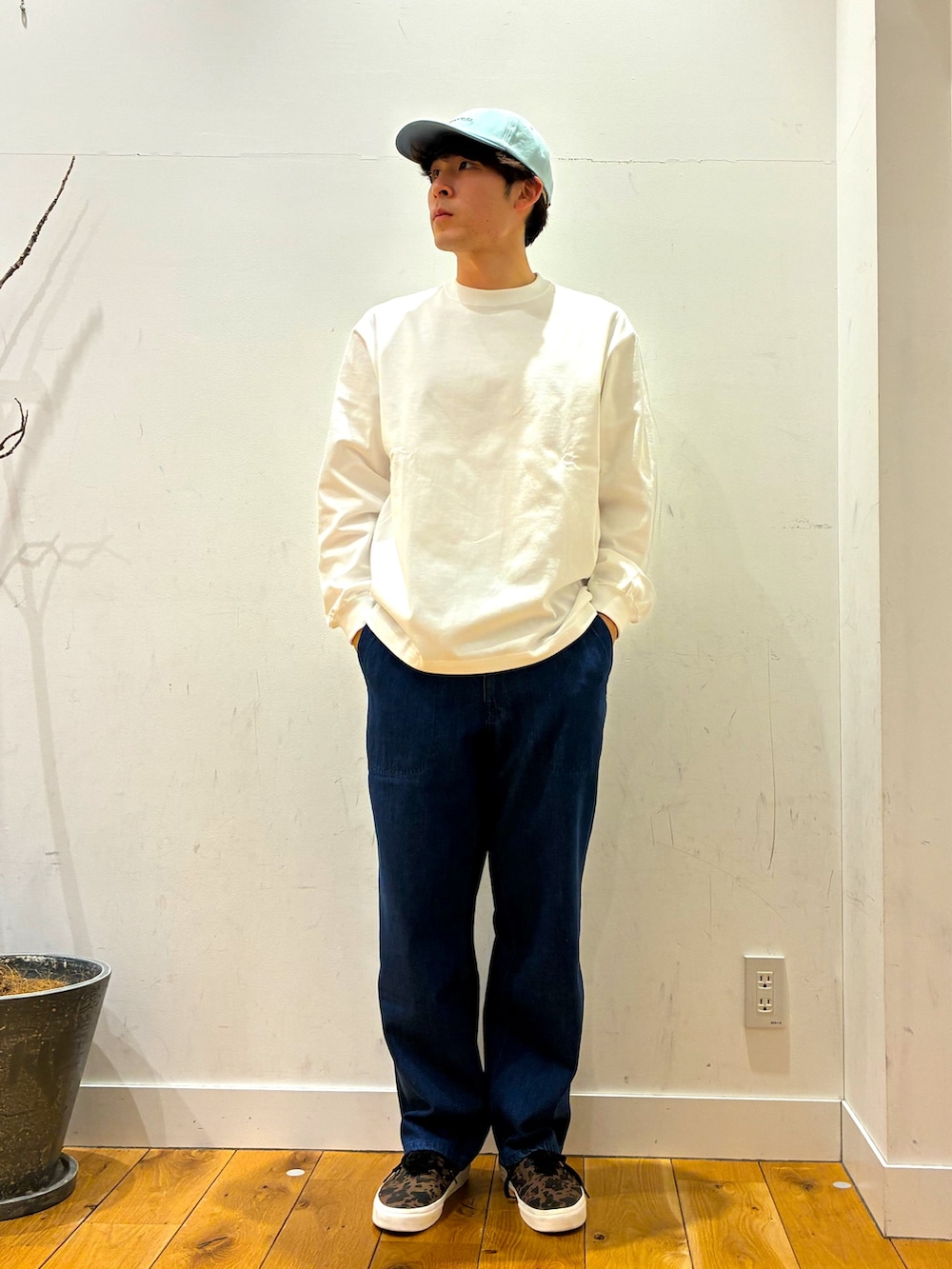 ブルー系のデニムジャケット、ブルー系のデニムパンツ、ブラウン系のスニーカーを着用したメンズの春コーディネートの4枚目の写真