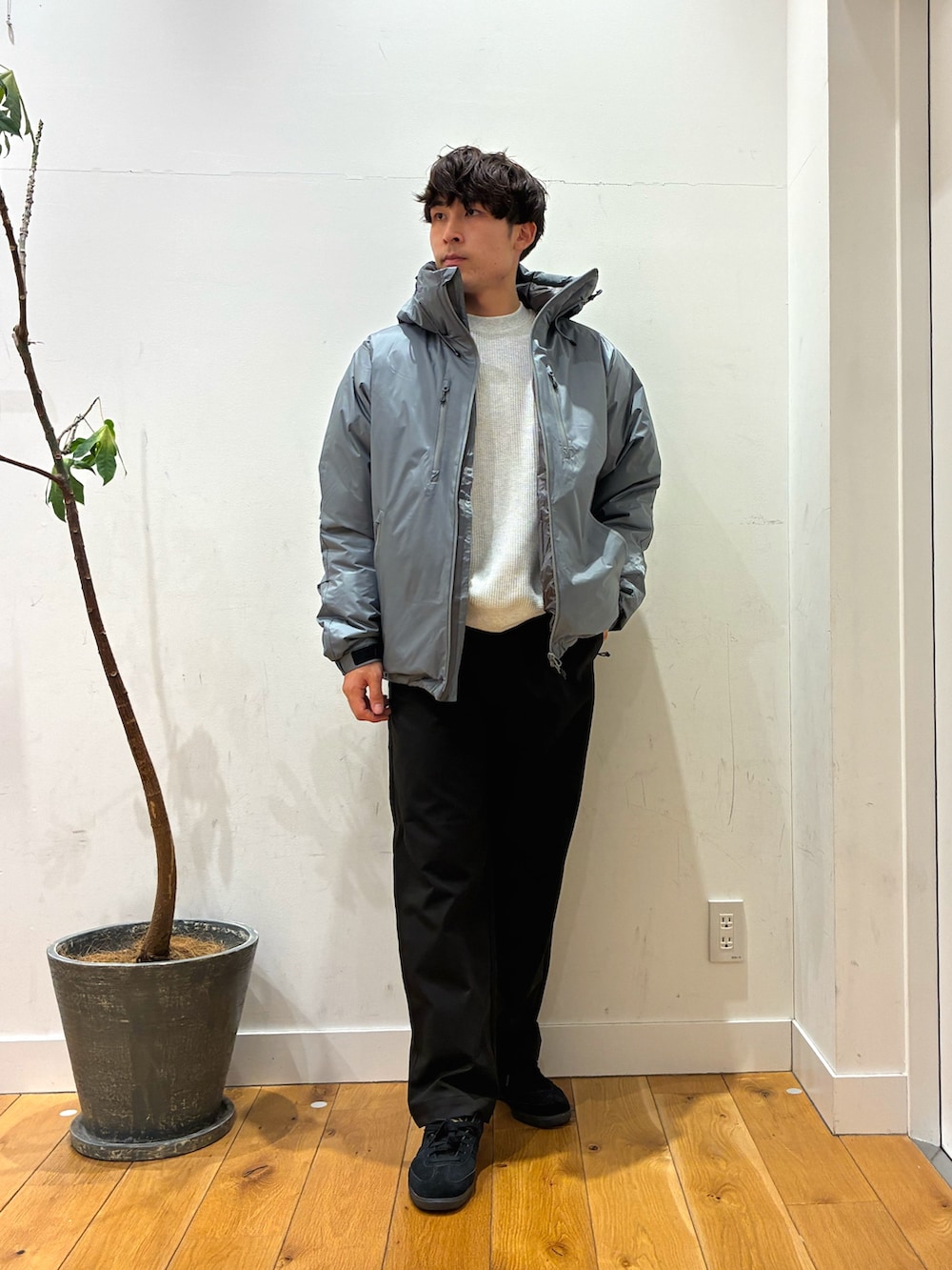 グレー系のダウンジャケット/コート、ブラック系のその他パンツ、ホワイト系のTシャツ/カットソーを着用したメンズの冬コーディネートの2枚目の写真