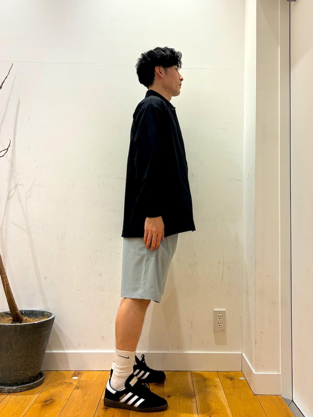 ブラック系のスニーカー、グリーン系のその他パンツ、ホワイト系のTシャツ/カットソーを着用したメンズの春コーディネートの3枚目の写真