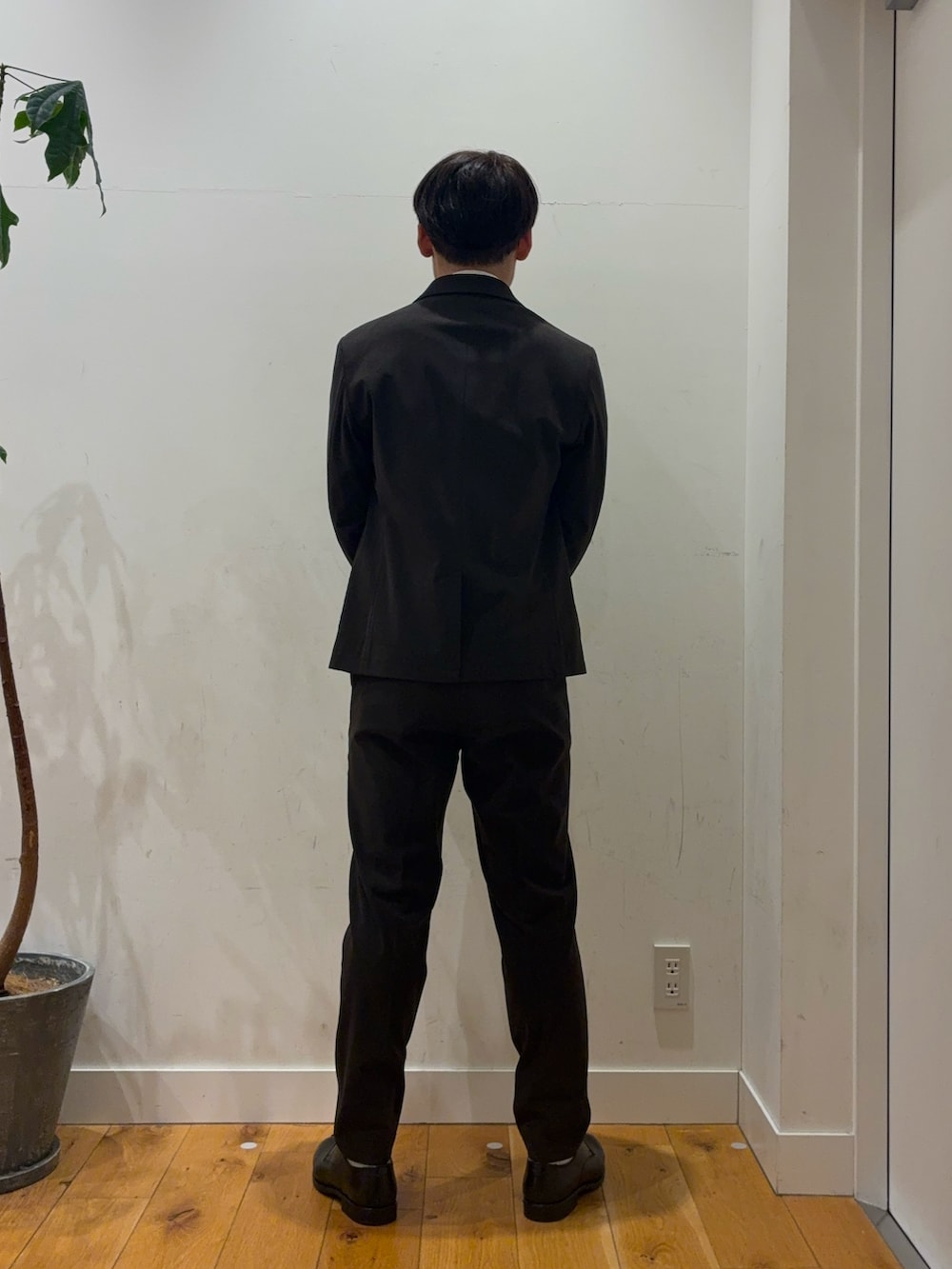 ブラウン系のスーツパンツ、ブルー系のその他アウター、ホワイト系のシャツ/ブラウスを着用したメンズの秋コーディネートの6枚目の写真