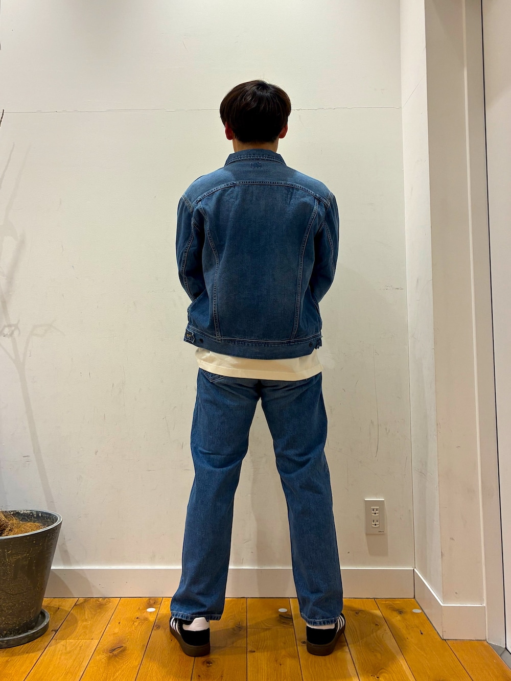 ブルー系のデニムジャケット、ブルー系のデニムパンツ、ホワイト系のTシャツ/カットソーを着用したメンズの冬コーディネートの3枚目の写真