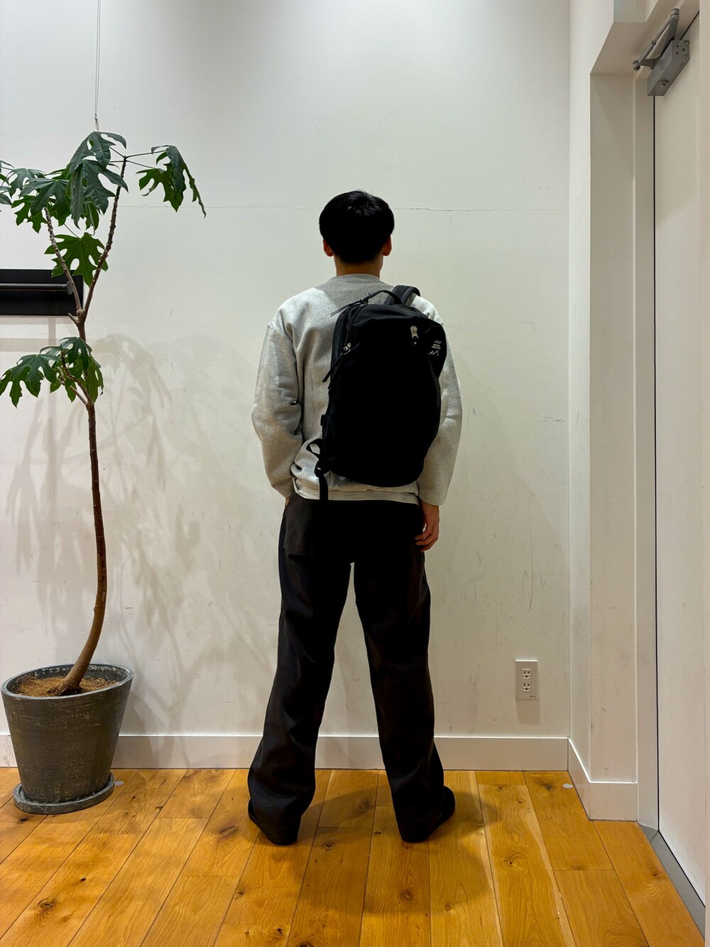 ブラック系のスニーカー、グレー系のその他パンツ、グレー系のスウェットを着用したメンズの秋コーディネートの3枚目の写真