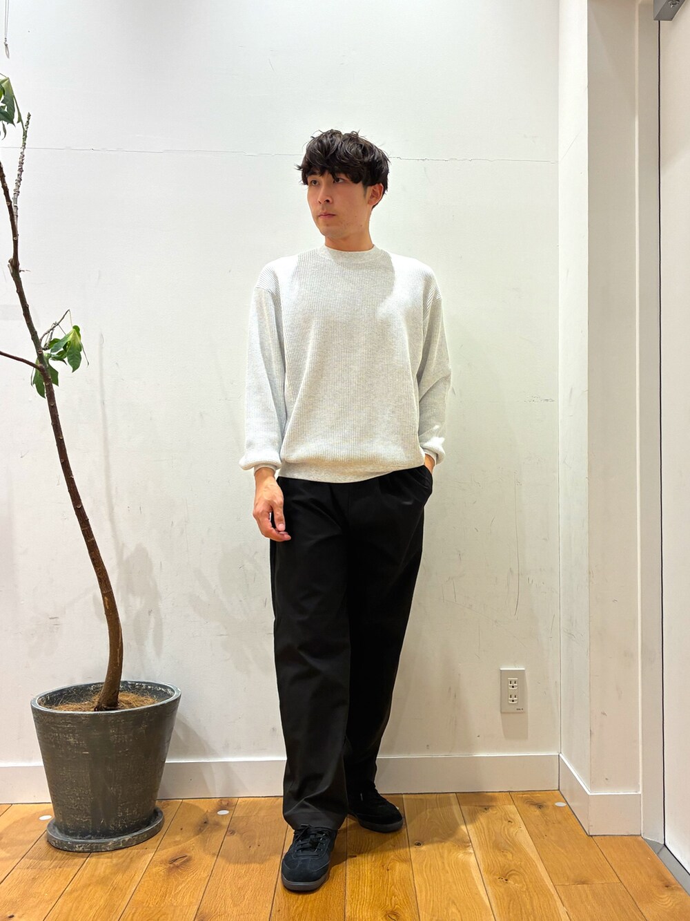 グレー系のダウンジャケット/コート、ブラック系のその他パンツ、ホワイト系のTシャツ/カットソーを着用したメンズの冬コーディネートの5枚目の写真