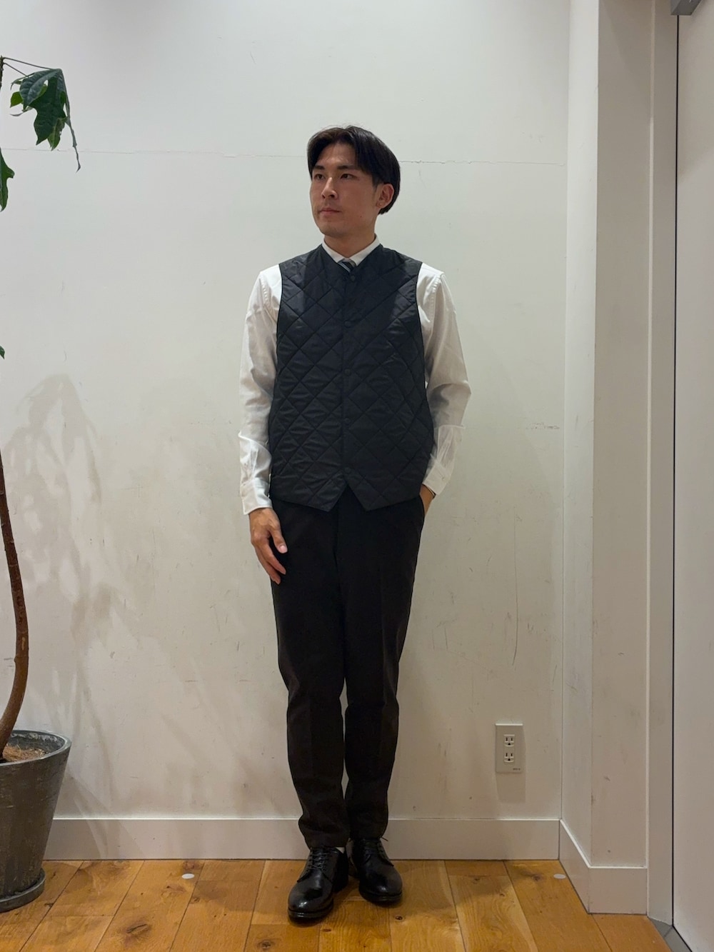 ブラウン系のスーツパンツ、ブルー系のその他アウター、ホワイト系のシャツ/ブラウスを着用したメンズの秋コーディネートの4枚目の写真