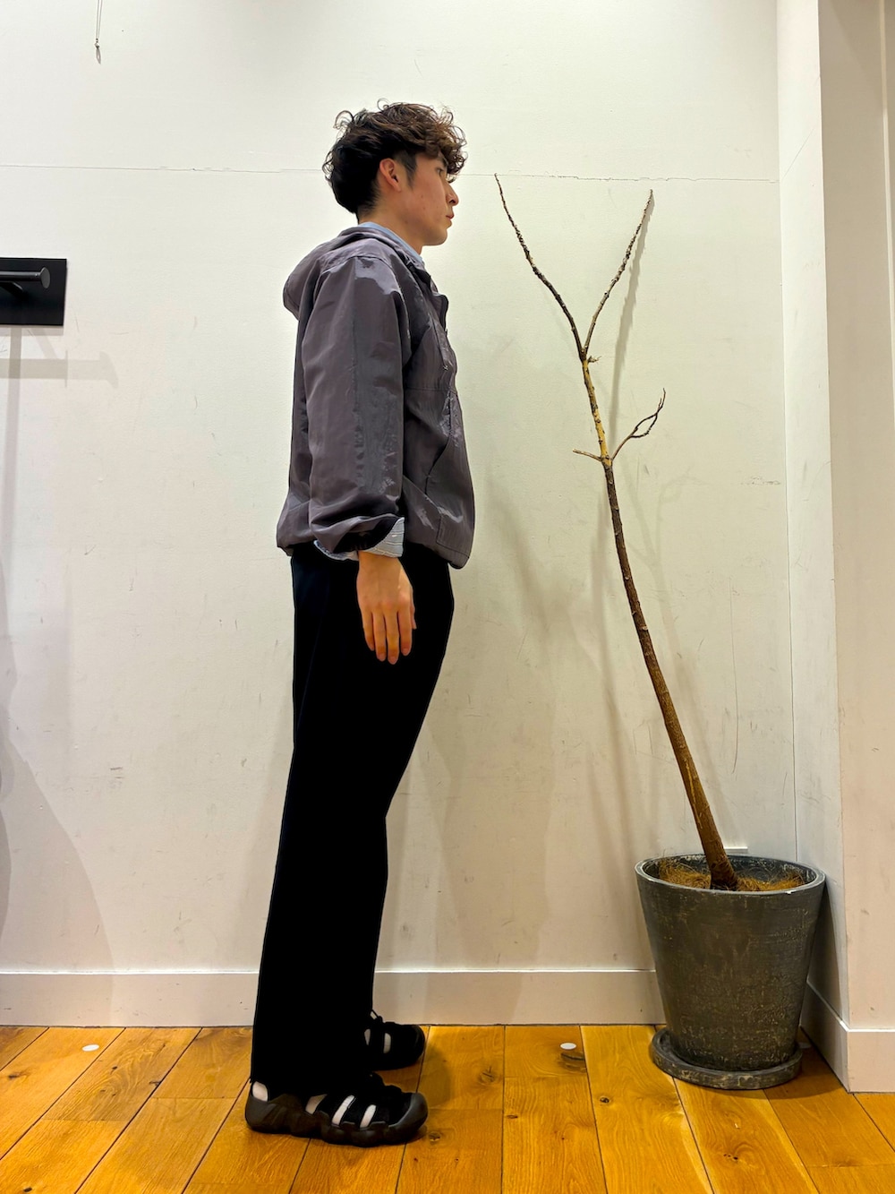 ブルー系のその他パンツ、グレー系のパーカー、ブルー系のシャツ/ブラウスを着用したメンズの春コーディネートの2枚目の写真