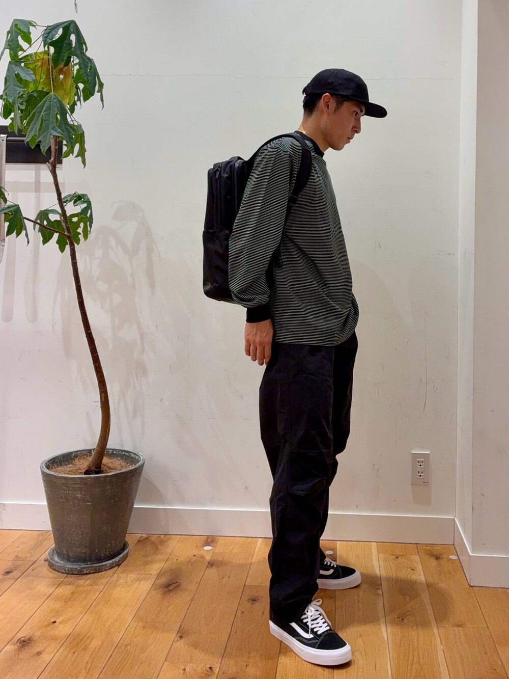 ブラック系のその他パンツ、ブラック系のTシャツ/カットソー、ブラック系のバックパック/リュックを着用したメンズの夏コーディネートの2枚目の写真