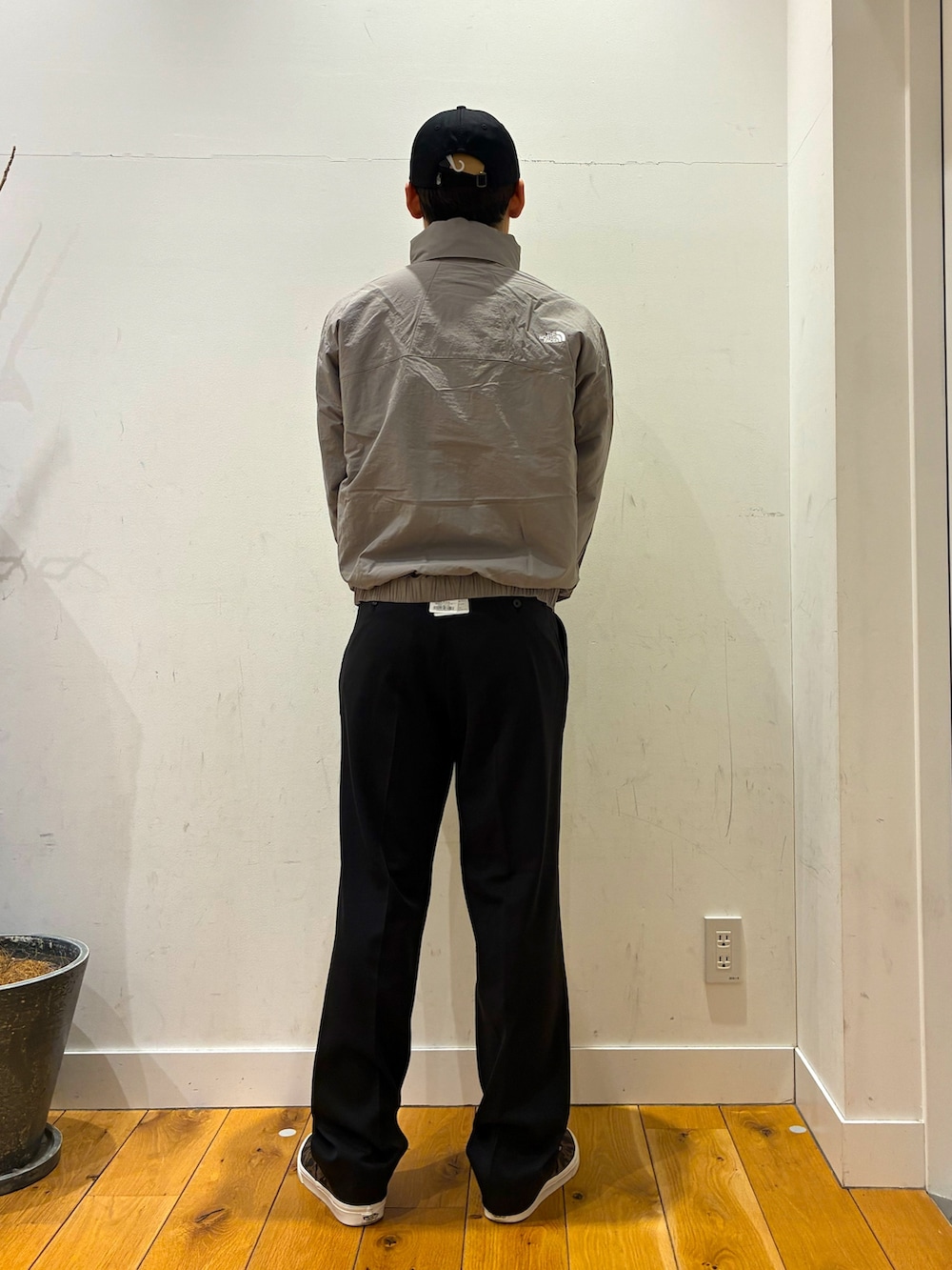 ブラック系のその他パンツ、ブラウン系のスニーカー、グレー系のニット/セーターを着用したメンズの春コーディネートの5枚目の写真