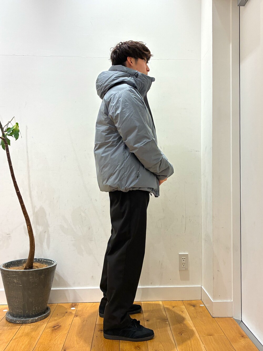 グレー系のダウンジャケット/コート、ブラック系のその他パンツ、ホワイト系のTシャツ/カットソーを着用したメンズの冬コーディネートの3枚目の写真