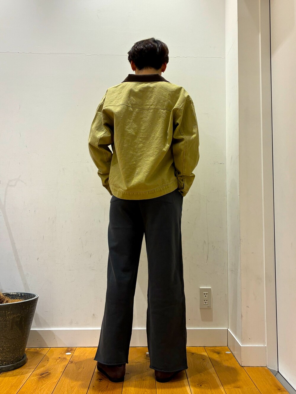 ブラウン系のスニーカー、ベージュ系のブルゾン、グレー系のその他パンツを着用したメンズの冬コーディネートの4枚目の写真