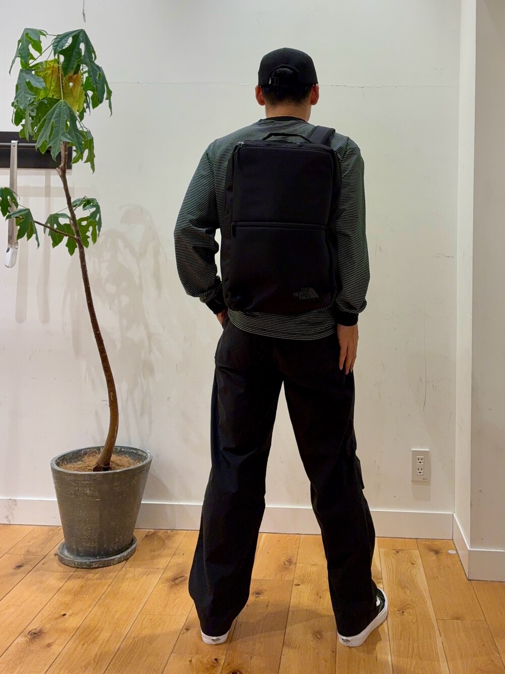 ブラック系のその他パンツ、ブラック系のTシャツ/カットソー、ブラック系のバックパック/リュックを着用したメンズの夏コーディネートの3枚目の写真