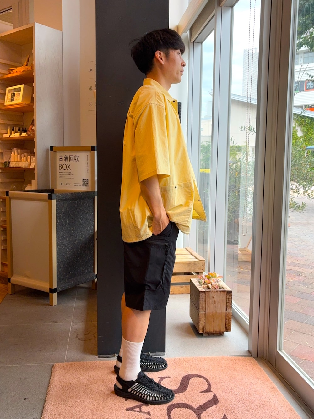 イエロー系のシャツ/ブラウス、ブラック系のその他パンツ、ホワイト系のTシャツ/カットソーを着用したメンズの夏コーディネートの2枚目の写真
